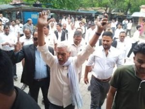 रायबरेली29अगस्त23*डलमऊ तहसीलदार के विरुद्ध चल रहे आंदोलन के समर्थन में महराजगंज बार एसोसिएशन दूसरे दिन भी जारी रखा हड़ताल