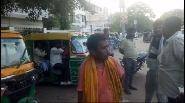 कानपुर नगर29अगस्त23*पनकी में अवैध ऑटो स्टैंड चालकों ने ई रिक्शा चालक के साथ जमकर की पिटाई*