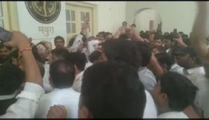 मथुरा30अगस्त23*वकीलों ने हापुड़ की घटना पर डीएम मथुरा को ज्ञापन देने को गए मगर डीएम मथुरा ने ज्ञापन नहीं लिया