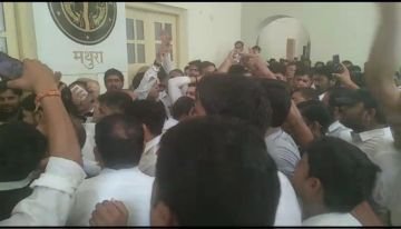 मथुरा30अगस्त23*वकीलों ने हापुड़ की घटना पर डीएम मथुरा को ज्ञापन देने को गए मगर डीएम मथुरा ने ज्ञापन नहीं लिया