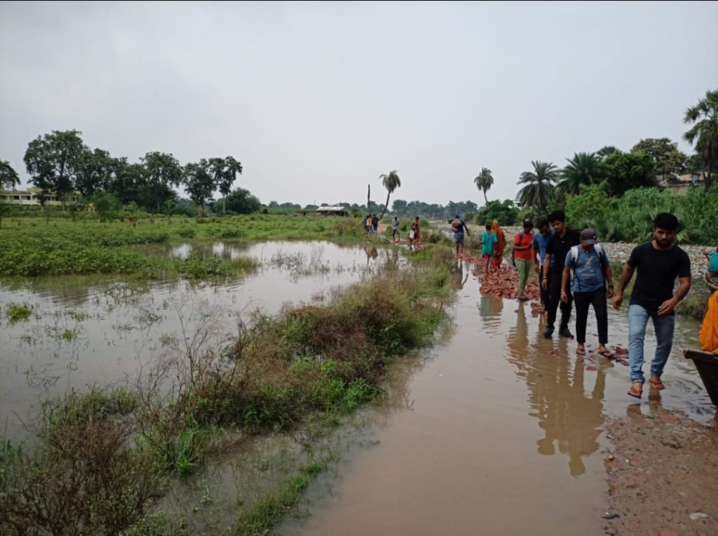 भागलपुर बिहार 12अगस्त 23*परीक्षा केंद्र के रास्ते में जल-जमाव कीसमस्या समाधान की मांग। भागलपुर बिहार 12अगस्त 23*परीक्षा केंद्र के रास्ते में जल-जमाव कीसमस्या समाधान की मांग।