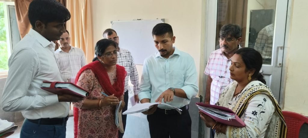 कानपुर नगर01सितम्बर23*डीएम ने अपर नगर मजिस्ट्रेट द्वितीय] चतुर्थ एवं सप्तम के कार्यालयों में चल रहे निर्वाचन कार्यों का निरीक्षण किया गया।