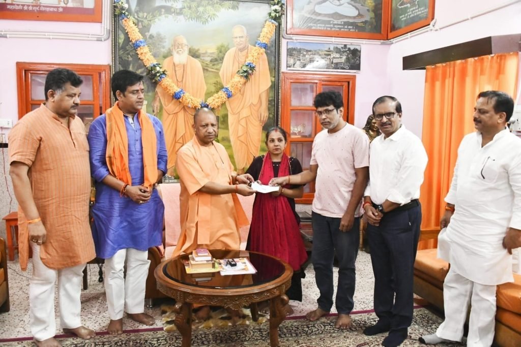 गोरखपुर03सितम्बर23*CM योगी ने व्यापारियों की आर्थिक सहायता की गोरखपुर03सितम्बर23*CM योगी ने व्यापारियों की आर्थिक सहायता की