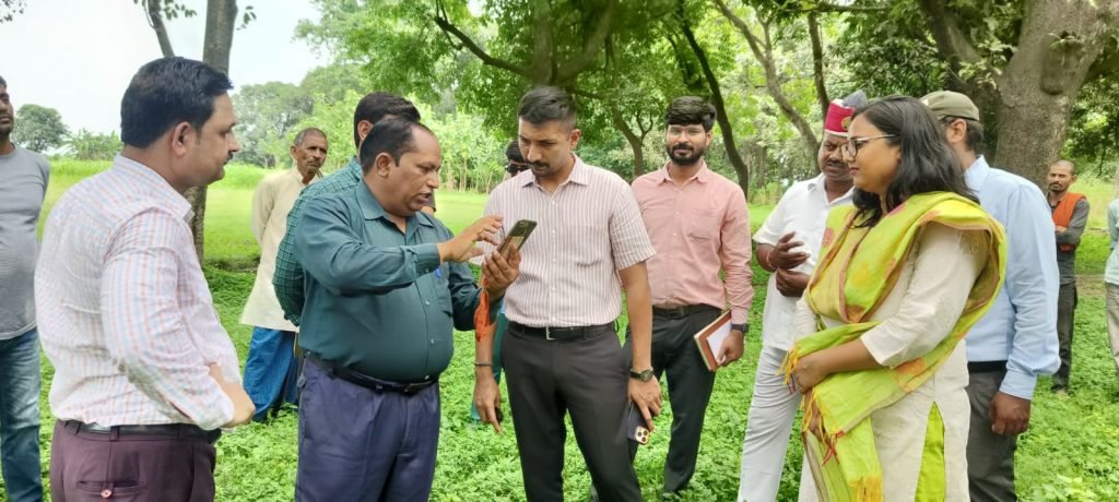 कानपुर06सितम्बर23*डीएम ने डिजिटल क्राप सर्वे के कार्यों की प्रगति का स्थलीय निरीक्षण किया।