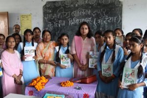 औरैया12सितंबर2023*जिलाधिकारी नेहा प्रकाश ने कक्षा 9 से 12 की छात्राओं को पुस्तकें वितरित की।