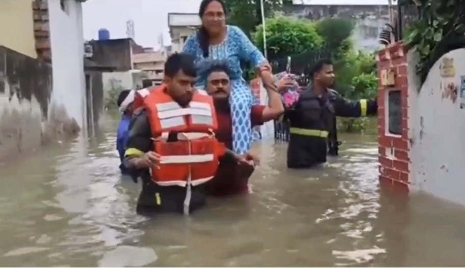 बाराबंकी12सितम्बर23*मूसलाधार बारिश से कई इलाकों में भारी जलप्रलय बाराबंकी12सितम्बर23*मूसलाधार बारिश से कई इलाकों में भारी जलप्रलय