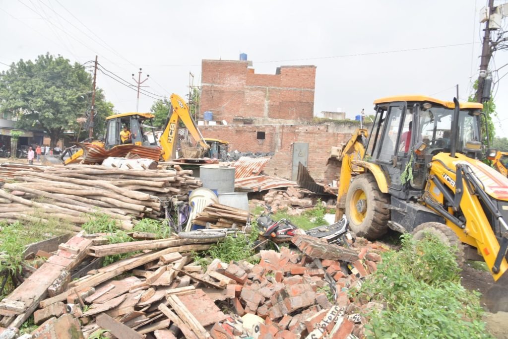 कानपुर13सितम्बर23*प्राधिकरण की भूमि पर किये गये अवैध कब्जे/अतिक्रमण के विरूद्ध बृहद् ध्वस्तीकरण अभियान चला।
