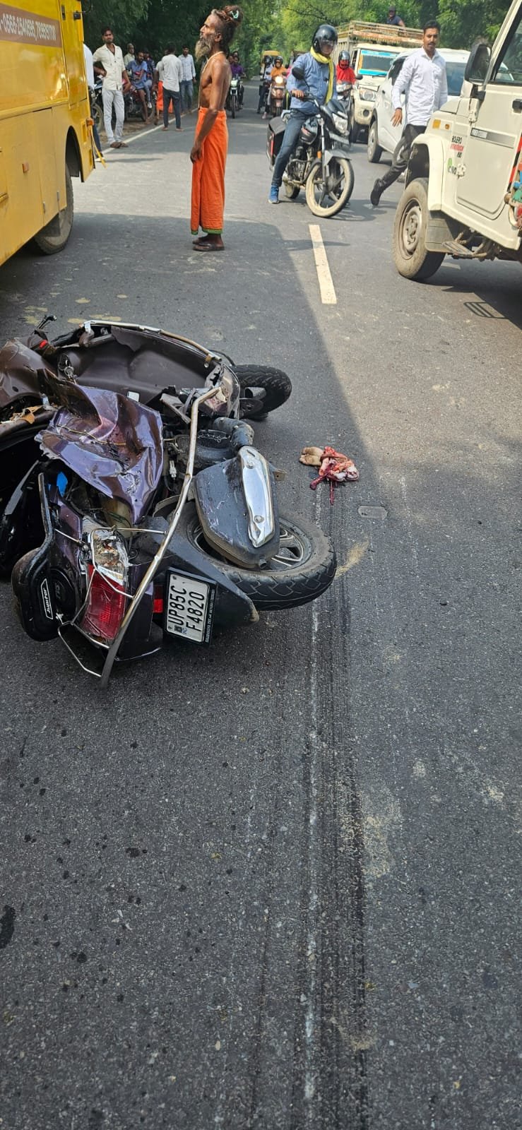 मथुरा15सितम्बर23*स्कूल बस व स्कूटी में टक्कर से हुआ भयंकर एक्सीडेंट।