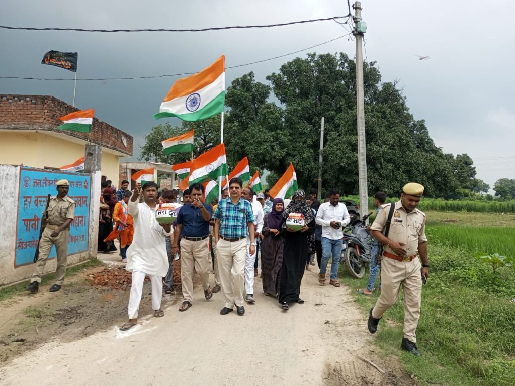 कौशाम्बी15सितम्बर23*मेरी माटी मेरा देश कार्यक्रम के तहत कलश और तिरंगा लेकर गांव में यात्रा निकालकर घर घर से मिट्टी ली गई। कौशाम्बी15सितम्बर23*मेरी माटी मेरा देश कार्यक्रम के तहत कलश और तिरंगा लेकर गांव में यात्रा निकालकर घर घर से मिट्टी ली गई।