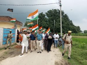 कौशाम्बी15सितम्बर23*मेरी माटी मेरा देश कार्यक्रम के तहत कलश और तिरंगा लेकर गांव में यात्रा निकालकर घर घर से मिट्टी ली गई।