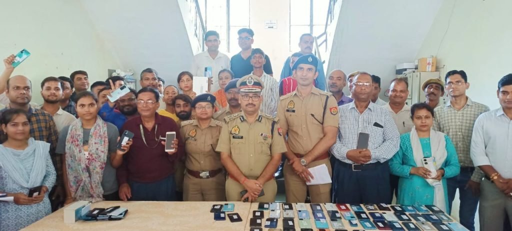 कानपुर नगर16सितम्बर23*खोये हुए 125 मोबाइल लौटाये गए मोबाइल फोन धारकों को।