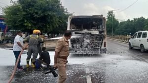 लखनऊ16सितम्बर23*टला बड़ा हादसा,चलती बस में शार्ट सर्किट से लगी आग, बाल-बाल बचे 16 यात्री*