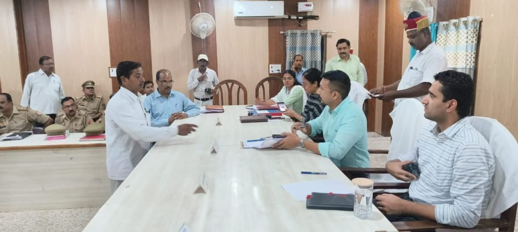 कानपुर16सितम्बर23*समाधान दिवस के दौरान ग्रामीणों की समस्याएं सुनते हुए उपस्थित अधिकारियों को दिये निर्देश।