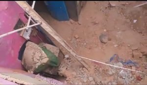 लखनऊ16सितम्बर2023*वर्षो पुरानी बनी रेलवे कालोनी में एक मकान की गिरी छत।