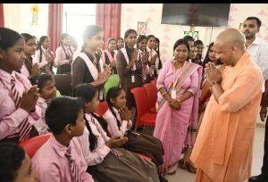 गोरखपुर18सितम्बर23*गोरखपुर के हुमायूंपुर मुहल्ले में स्थित मूक बधिर विद्यालय में बच्चों से मिलते CM योगी*