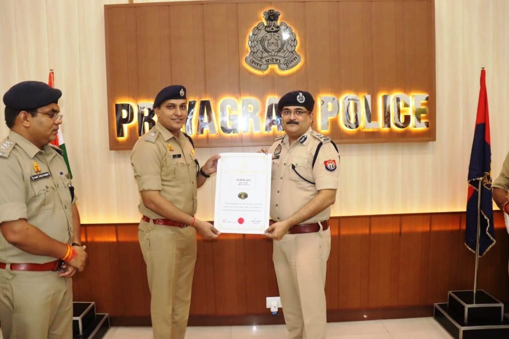 प्रयागराज18सितम्बर23*पुलिस आयुक्त, प्रयागराज द्वारा पुलिस उपायुक्त, नगर श्री दीपक भूकर को उनकी उत्कृष्ट सेवाओं के लिए डीजी प्रशंसा चिन्ह(स्वर्ण) से सम्मानित किया गया। प्रयागराज18सितम्बर23*पुलिस आयुक्त, प्रयागराज द्वारा पुलिस उपायुक्त, नगर श्री दीपक भूकर को उनकी उत्कृष्ट सेवाओं के लिए डीजी प्रशंसा चिन्ह(स्वर्ण) से सम्मानित किया गया।