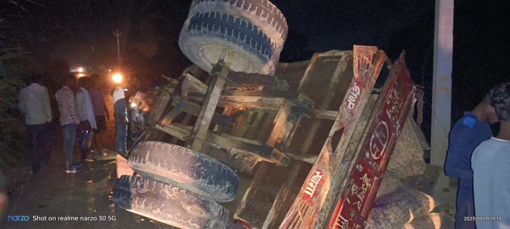 कौशाम्बी21सितम्बर23*नौसिखिए ट्रैक्टर चालक ने कार को मारी टक्कर एक की मौत चार लहूलुहान*