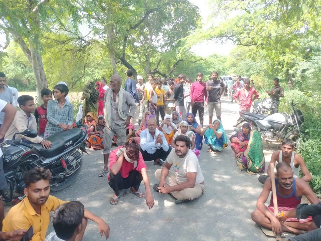 कानपुर24सितम्बर23*करीमपुर गुरधरा मे पानी की टंकी के विरोध मे ग्रामीणों ने किया मकनपुर रोड जाम