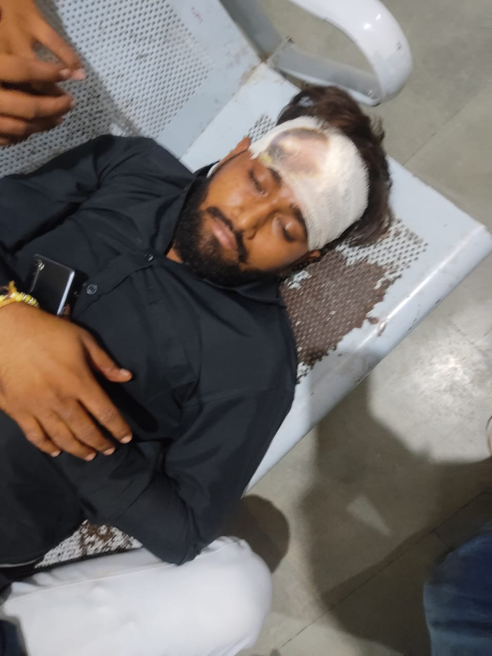 कानपुर नगर25सितम्बर23*माँ व बेटे को दबंग ब्राम्हणों ने लाठियों से पीट कर किया लहूलुहान।