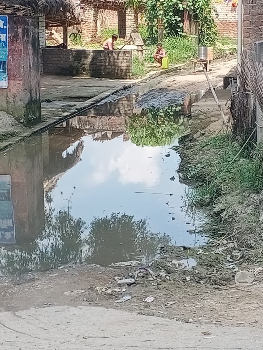 कौशाम्बी26सितम्बर23*कीचड़ और गंदगी से जूझ रहा है कैनी गांव की सड़क*