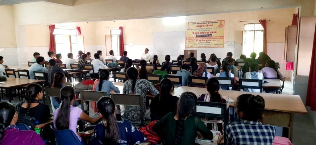 कौशाम्बी26सितम्बर23*डीएम ने मोटीवेशन क्लास लेकर छात्रों को परीक्षाओ में सफलता के लिए दिये महत्वपूर्ण टिप्स*