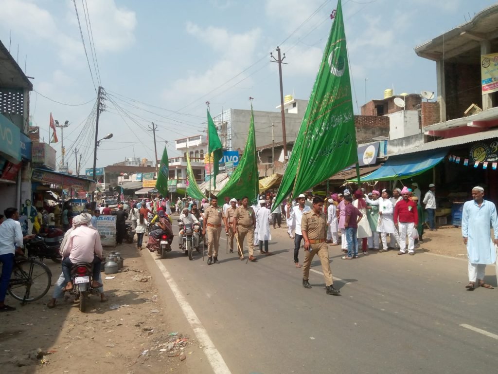 कानपुर28सितम्बर23*उत्तरीपूरा में बारह रफी अबल जुलेसे मोहमदी का जुलूस बड़े धूमधाम एवम शान्ति पूर्ण से निकला जा रहा