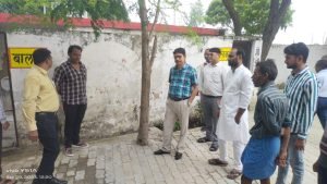 कौशाम्बी29सितम्बर23*जलालपुर बोरियों में चौपाल लगाकर सीडीओ ने सुनी ग्रामवासियों की समस्यायें*