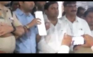 मथुरा01सितम्बर23*डीएम एसपी ने हापुड़ की घटना पर बार एसोसिएशन मथुरा में जाकर स्वयं लिया ज्ञापन।