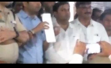 मथुरा01सितम्बर23*डीएम एसपी ने हापुड़ की घटना पर बार एसोसिएशन मथुरा में जाकर स्वयं लिया ज्ञापन। मथुरा01सितम्बर23*डीएम एसपी ने हापुड़ की घटना पर बार एसोसिएशन मथुरा में जाकर स्वयं लिया ज्ञापन।