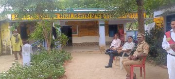 हमीरपुर06सितम्बर23*कुरारा विकास खंड क्षेत्र के भौली गांव में दो वार्ड सदस्य पद के लिए मतदान संपन्न हुआ।