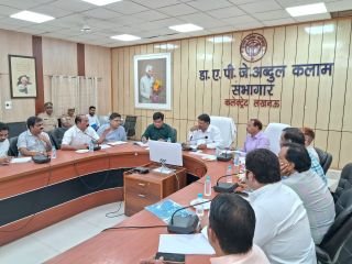 लखनऊ06सितम्बर23जिलाधिकारी सूर्यपाल गंगवार ने की बैठक