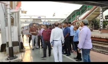 भागलपुर13सितम्बर23*मालदा डिवीजन के डीआरएम ने भागलपुर व मन्दार हिल रेलवे स्टेशन का निरीक्षण किया।