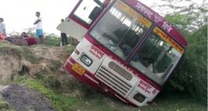 रायबरेली14सितम्बर2023*अनियंत्रित होकर खाई में गिरी बस*