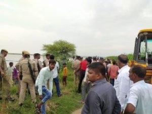 कौशाम्बी16सितम्बर23*भारी हुजूम के बीच नव आंखों से तीनों शव का किया गया अंतिम संस्कार*