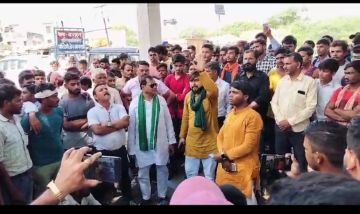 आगरा18सितम्बर23*थाना बरहन पुलिस के खिलाफ ग्रामीणों ने खोला मोर्चा।