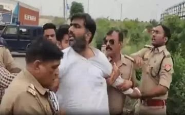 मेरठ19सितम्बर23*बिना अनुमति यात्रा निकाली, सपा विधायक अतुल प्रधान समेत कई हिरासत