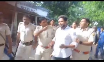 भागलपुर19सितम्बर23*शिक्षक द्वारा 14 वर्षीय छात्रा के साथ किये गए दुर्व्यवहार के खिलाफ छात्रों ने प्रशासन का पुतला दहन किया।