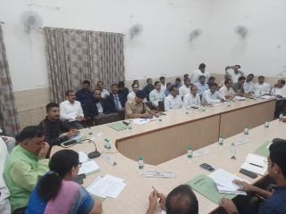 सर्किट हाउस के सभागार में कानपुर के समग्र विकास की समीक्षा बैठक सम्पन्न हुयी,