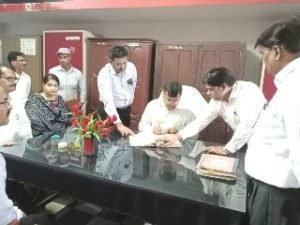 प्रतापगढ़20सितम्बर2023*नवागत जिलाधिकारी ने कोषागार पहुॅचकर कार्यभार ग्रहण किया