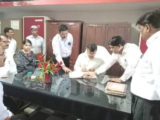 प्रतापगढ़20सितम्बर2023*नवागत जिलाधिकारी ने कोषागार पहुॅचकर कार्यभार ग्रहण किया