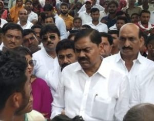 कौशाम्बी20सितम्बर2023*तिहरे हत्याकांड के आश्रितों को अखिलेश यादव ने भेजा एक लाख का चेक*