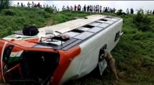 वाराणसी23सितम्बर23*बस पलटने से 8 लोग हुए घायल, 3 गंभीर*