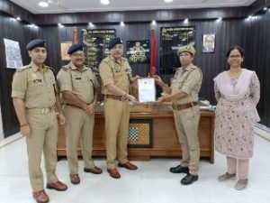 कौशाम्बी23सितम्बर23*डीजीपी उत्तर प्रदेश ने महिला आरक्षी गुड्डी सिंह को प्रशस्ति पत्र से किया सम्मानित*