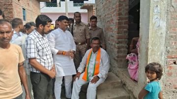 कौशाम्बी27सितम्बर23*भाजपा नेताओं ने नगर में लगाई चौपाल गरीबों के घर किया भोजन*