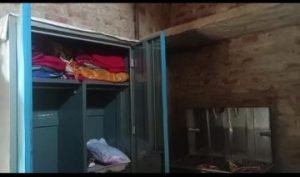 कौशाम्बी28सितम्बर23*छत के रास्ते घर के भीतर घुसे चोर लाखों का उठा ले गया सोने चांदी का जेवर और नगद*