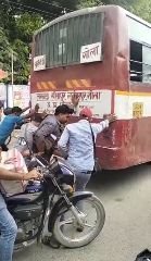 लखीमपुर29सितम्बर23*लखीमपुर में धक्का लगाने से स्टार्ट की जा रही बस,