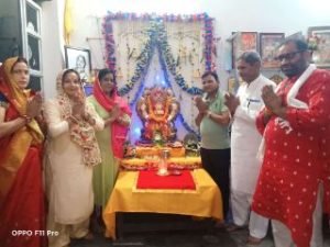 कानपुर नगर29सितम्बर23*पनकी स्थिति कांशीराम कालोनी में रेशमा बेगम ने सजाया गणपति बप्पा का दरबार।