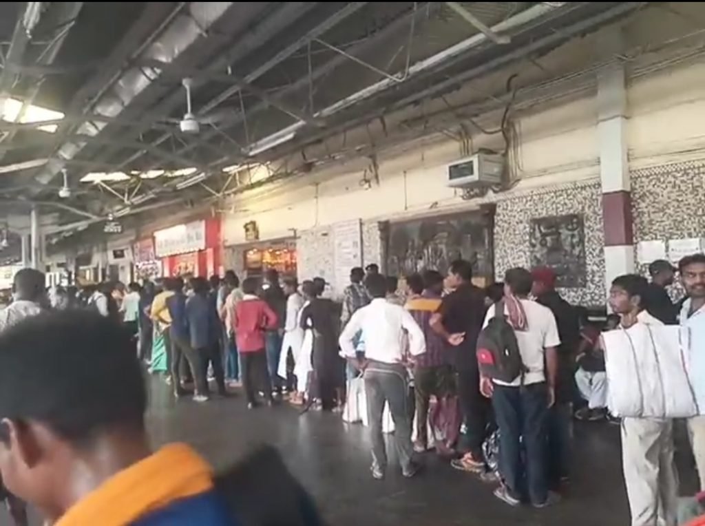 भागलपुर बिहार 02/09/23 से चलने वाली विक्रमशिला एक्सप्रेस 12367 अप मैं निरंतर जनरल कोच में दिल्ली जाने वाले लोगों की काफी भीड़ नजर भागलपुर बिहार 02/09/23 से चलने वाली विक्रमशिला एक्सप्रेस 12367 अप मैं निरंतर जनरल कोच में दिल्ली जाने वाले लोगों की काफी भीड़ नजर