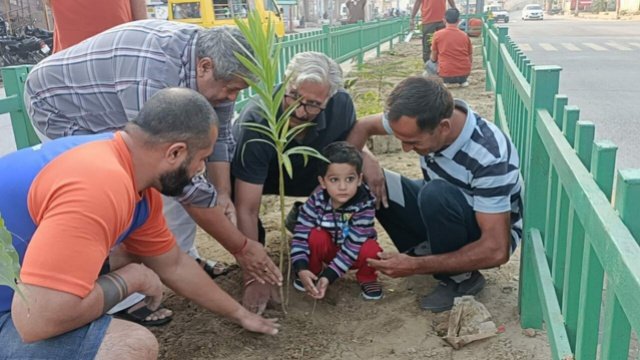 पंजाब 21 अक्टूबर 2023* सफाई अभियान के दौरान अपना अबोहर अपनी आभा टीम ने किया पौधारोपण