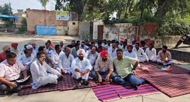 पंजाब 23 अक्टूबर 2023* गांव दौलतपुरा के बस अडडे की जगह पर हुए नाजायज कब्जा हटवाने की मांग